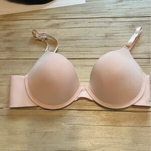 Jessica Simpson bra